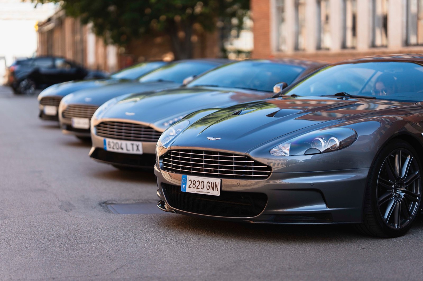 Filera d'Aston Martin aparcats al carrer