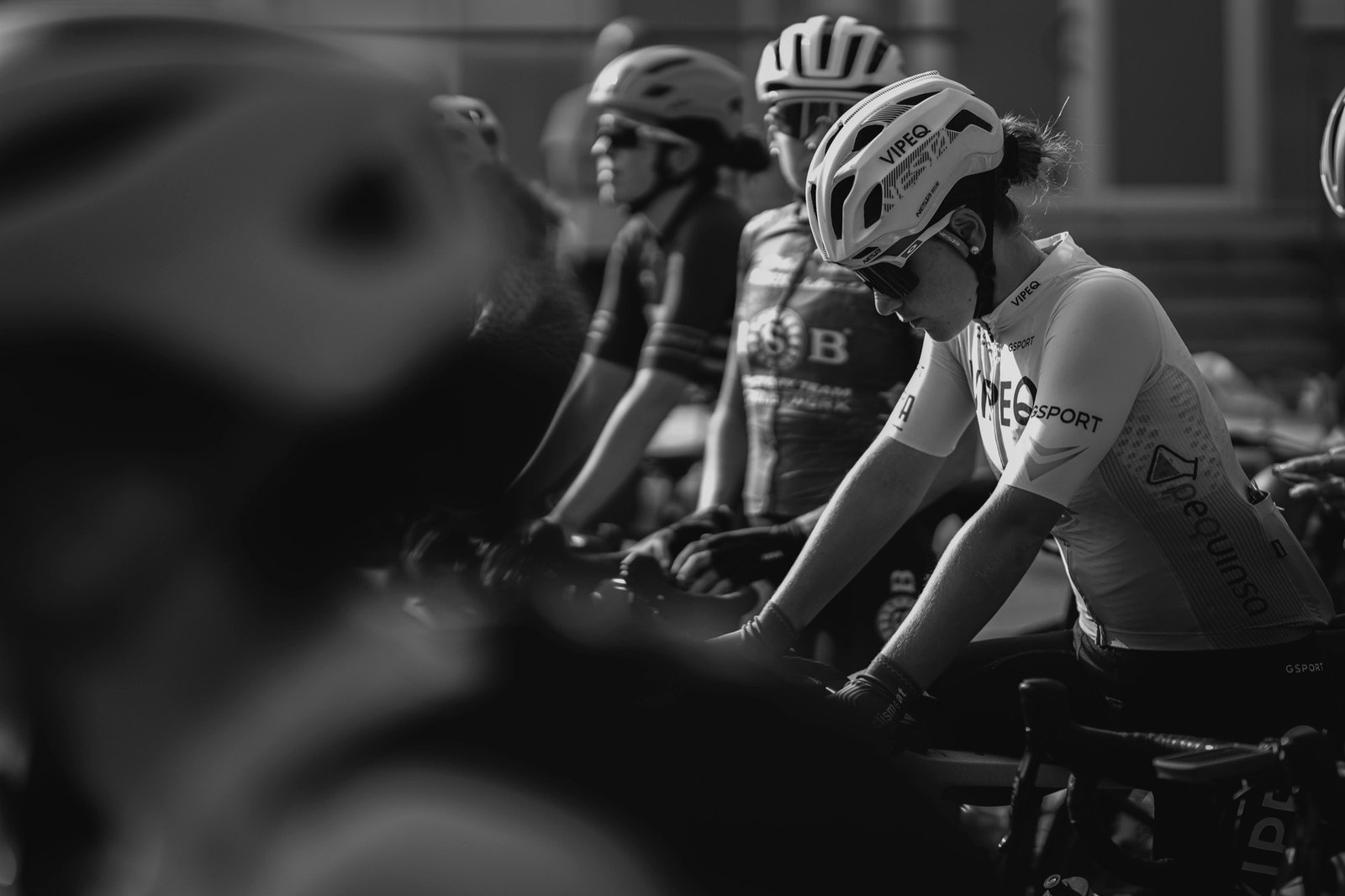 Ciclistes en blanc i negre durant la cursa