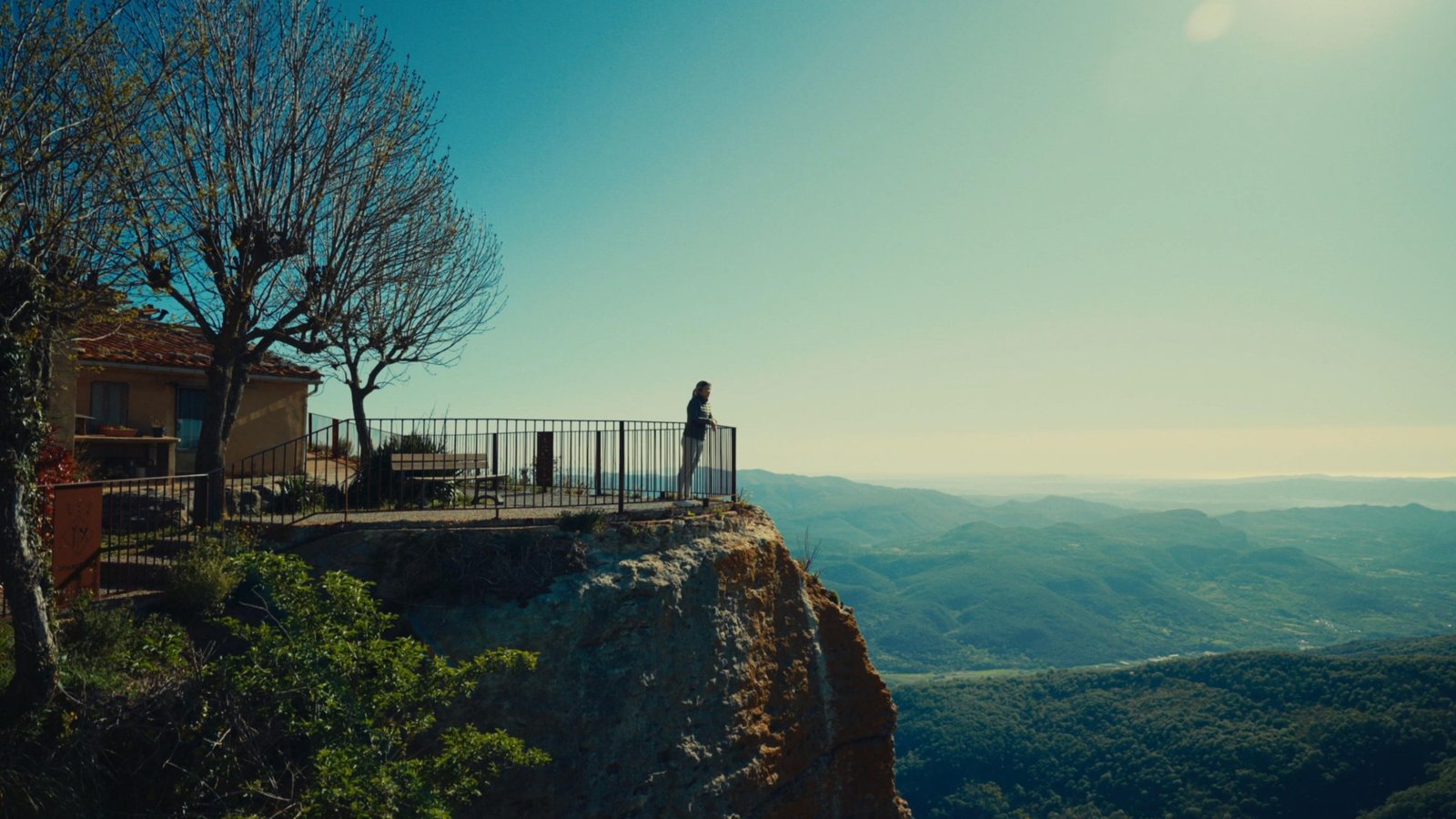 Mirador en un penya-segat amb la vall al fons