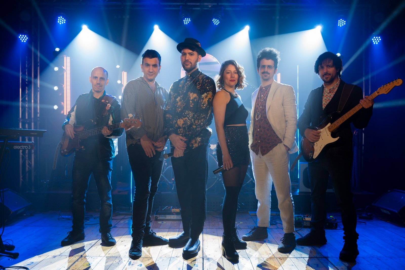 Banda tocant en directe sota els focus de l'escenari