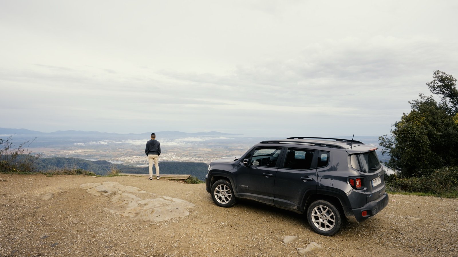 Cotxe aturat en un mirador al capvespre