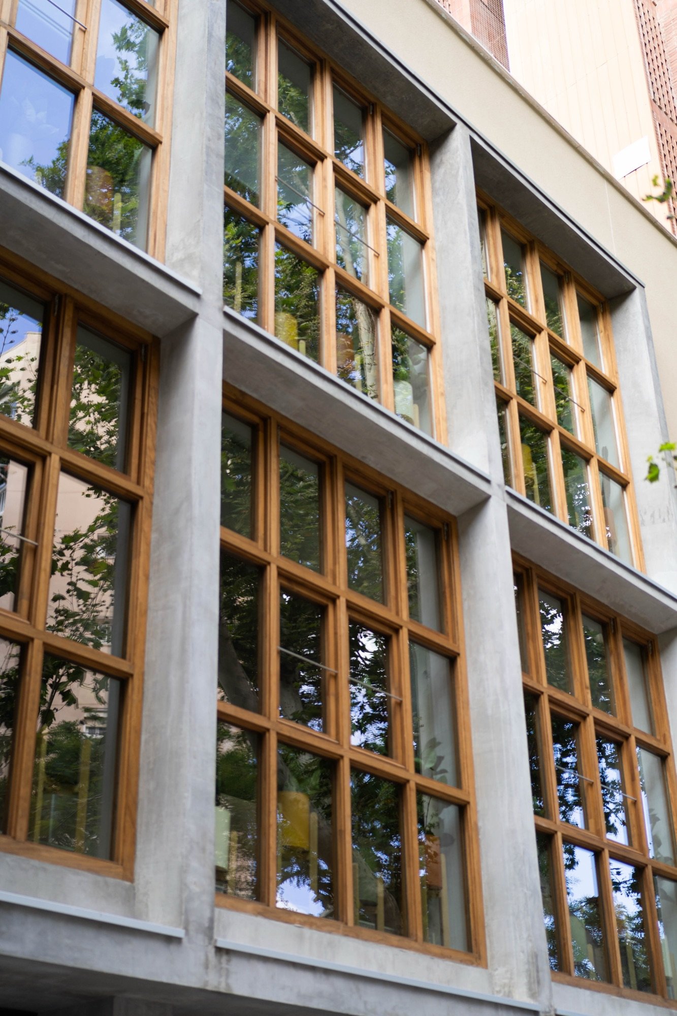 Façana de l'edifici el dia de la inauguració